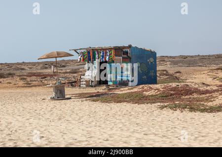 Holzhütte mit touristischen Souvenirs am Ponta Preta Beach, Santa Maria, Sal Island, Kapverden, Kapverdischen Inseln, Afrika Stockfoto