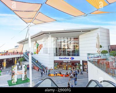 Huelva, Spanien - 10. Mai 2022: Carrefour-Hypermarkt im Holea-Einkaufszentrum. Holea ist ein großes Einkaufszentrum in Huelva, das Ende 2013 eröffnet wurde. Holea ist ein Outdo Stockfoto