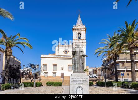 Huelva, Spanien - 10. Mai 2022: Iglesia de San Pedro (St. Peters Kirche), mit dem Denkmal des Erzpriesters Manuel Gonzalez Garcia, in Huelva, Andalusien Stockfoto