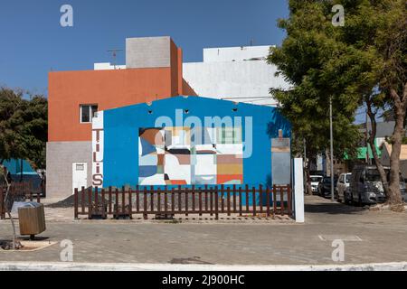 Wandgemälde auf einem farbenfrohen Gebäude in einer Straßenszene in Espargos, Verde Island, Cabo Verde Islands, Afrika. Die Hauptstadt von Sal Stockfoto