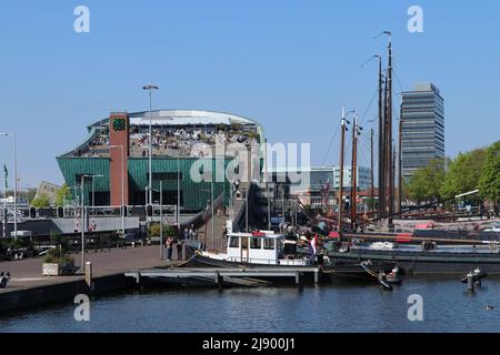 Dachterrasse des Nemo Science Museum am IJ-Fluss in Amsterdam, Niederlande Stockfoto