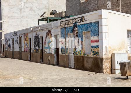 Wandmalereien auf Gebäuden in einer Straßenszene in Espargos, Verde Island, Cabo Verde Islands, Afrika. Die Hauptstadt von Sal Stockfoto