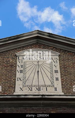 Sonnenuhr auf der Brick Lane Congregational Mosque in Spitalfields im East End von London Stockfoto