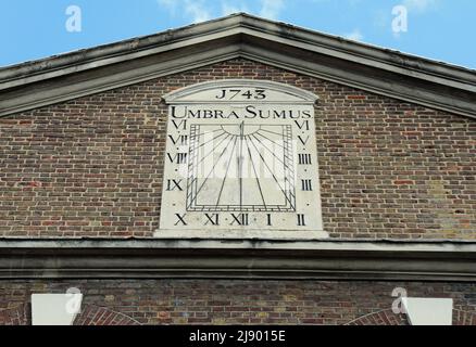 Sonnenuhr auf der Brick Lane Congregational Mosque in Spitalfields im East End von London Stockfoto