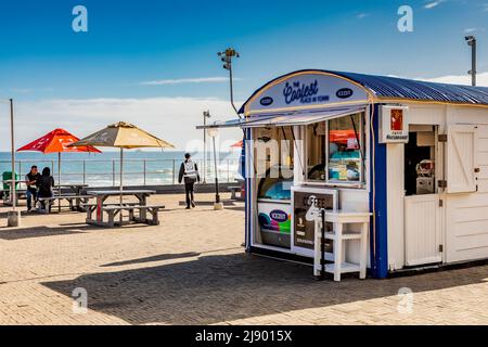 Kapstadt, Südafrika - 12. Mai 2022: Food-Truck-Geschäfte im Freien am Sea Point Beach Stockfoto