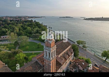 Lido di Venezia (Lido di Venezia). San Nicolo a Lido (Kloster des Heiligen Nikolaus). Drohnenansicht. Stockfoto