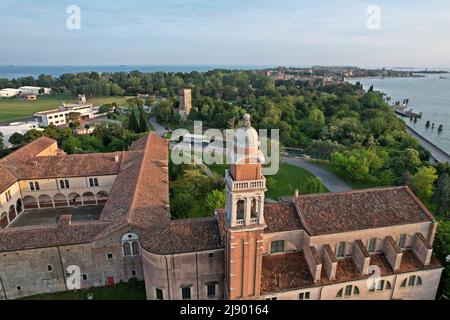 Lido di Venezia (Lido di Venezia). San Nicolo a Lido (Kloster des Heiligen Nikolaus). Drohnenansicht. Stockfoto