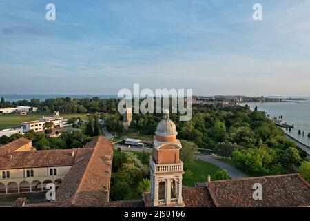 Lido di Venezia (Lido di Venezia). San Nicolo a Lido (Kloster des Heiligen Nikolaus). Drohnenansicht. Stockfoto