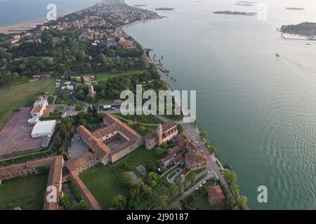 Lido di Venezia (Lido di Venezia). San Nicolo a Lido (St. Nikolaus-Kloster). Drohnenansicht. Stockfoto