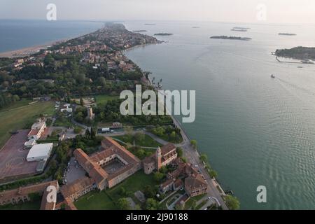 Lido di Venezia (Lido di Venezia). San Nicolo a Lido (St. Nikolaus-Kloster). Drohnenansicht. Stockfoto