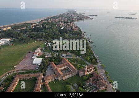 Lido di Venezia (Lido di Venezia). San Nicolo a Lido (St. Nikolaus-Kloster). Drohnenansicht. Stockfoto