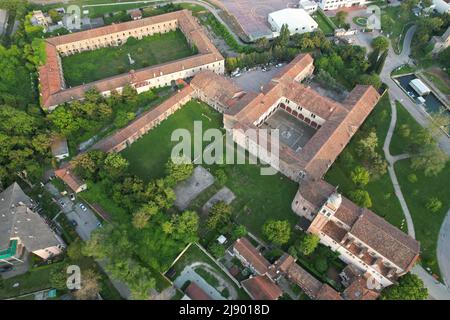 Lido di Venezia (Lido di Venezia). San Nicolo a Lido (St. Nikolaus-Kloster). Drohnenansicht. Stockfoto