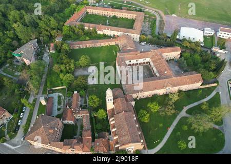 Lido di Venezia (Lido di Venezia). San Nicolo a Lido (St. Nikolaus-Kloster). Drohnenansicht. Stockfoto