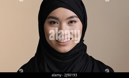 Portrait lächelnd Executive Business Frau asiatisch muslimisch islamisches Mädchen beiläufige Kleidung Hijab Blick auf Kamera Lächeln glücklich in modernen Büroarbeitsplatz zu Hause Stockfoto