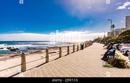 Kapstadt, Südafrika - 12. Mai 2022: Blick auf die Sea Point Promenade an der Atlantikküste von Kapstadt Südafrika Stockfoto