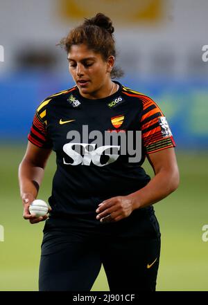 BECKENHAM ENGLAND - MAI 18 : Sunrisers Naomi Dattani während des Charlotte Edwards Cup zwischen Sunrisers gegen Western Storm auf dem Cloud County Ground, Stockfoto