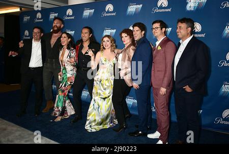 Darsteller von „Ghosts“, Devan Chandler Long, Sheila Carrasco, Roman Zaragoza, Rose McIver, Rebecca Wisocky, Asher Grodman und Richie Moriarty nehmen am 18. Mai 2022 an der Paramount Upfront 2022 in der 660 Madison Avenue in New York, New York, USA Teil. Robin Platzer/ Twin Images/ Credit: SIPA USA/Alamy Live News Stockfoto