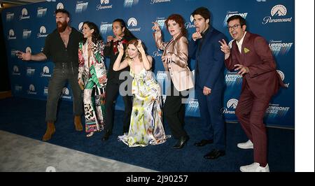 Darsteller von „Ghosts“, Devan Chandler Long, Sheila Carrasco, Roman Zaragoza, Rose McIver, Rebecca Wisocky, Asher Grodman und Richie Moriarty nehmen am 18. Mai 2022 an der Paramount Upfront 2022 in der 660 Madison Avenue in New York, New York, USA Teil. Robin Platzer/ Twin Images/ Credit: SIPA USA/Alamy Live News Stockfoto