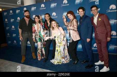 Darsteller von „Ghosts“, Devan Chandler Long, Sheila Carrasco, Roman Zaragoza, Rose McIver, Rebecca Wisocky, Asher Grodman und Richie Moriarty nehmen am 18. Mai 2022 an der Paramount Upfront 2022 in der 660 Madison Avenue in New York, New York, USA Teil. Robin Platzer/ Twin Images/ Credit: SIPA USA/Alamy Live News Stockfoto