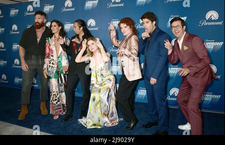 Darsteller von „Ghosts“, Devan Chandler Long, Sheila Carrasco, Roman Zaragoza, Rose McIver, Rebecca Wisocky, Asher Grodman und Richie Moriarty nehmen am 18. Mai 2022 an der Paramount Upfront 2022 in der 660 Madison Avenue in New York, New York, USA Teil. Robin Platzer/ Twin Images/ Credit: SIPA USA/Alamy Live News Stockfoto