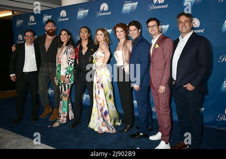 Darsteller von „Ghosts“, Devan Chandler Long, Sheila Carrasco, Roman Zaragoza, Rose McIver, Rebecca Wisocky, Asher Grodman und Richie Moriarty nehmen am 18. Mai 2022 an der Paramount Upfront 2022 in der 660 Madison Avenue in New York, New York, USA Teil. Robin Platzer/ Twin Images/ Credit: SIPA USA/Alamy Live News Stockfoto