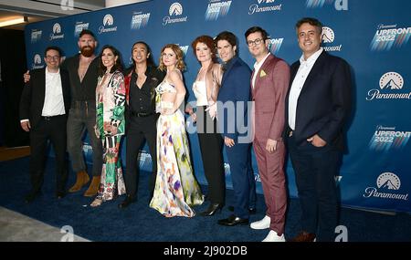 Darsteller von „Ghosts“, Devan Chandler Long, Sheila Carrasco, Roman Zaragoza, Rose McIver, Rebecca Wisocky, Asher Grodman und Richie Moriarty nehmen am 18. Mai 2022 an der Paramount Upfront 2022 in der 660 Madison Avenue in New York, New York, USA Teil. Robin Platzer/ Twin Images/ Credit: SIPA USA/Alamy Live News Stockfoto