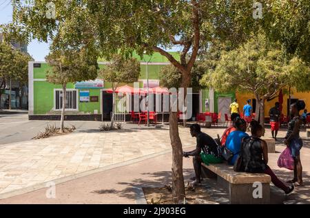 Straßenszene in Espargos, der Hauptstadt von Sal, Kapverdische Inseln, Kapverdische Inseln, Afrika Stockfoto