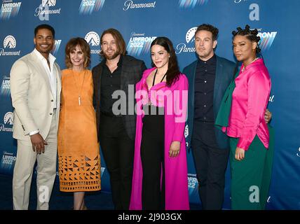 Darsteller von Fire Country, Jordan Calloway, Diane Farr, Max Thieriot, Stephanie Arcila, Kevin Alejandro und Jules Latimer nehmen am 18. Mai 2022 an der Paramount Upfront 2022 in der Madison Avenue 660 in New York, New York, USA, Teil. Robin Platzer/ Twin Images/ Credit: SIPA USA/Alamy Live News Stockfoto