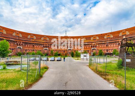 Panoramablick auf die unvollendeten Überreste der Kongresshalle der ehemaligen Nazi-Parteiaufmärsche in Nürnberg. Das Gebäude ist größtenteils aus... Stockfoto