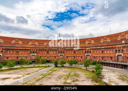 Der große Innenhof der unvollendeten Überreste der Kongresshalle der ehemaligen Nazi-Parteiaufmärsche in Nürnberg. Die... Stockfoto