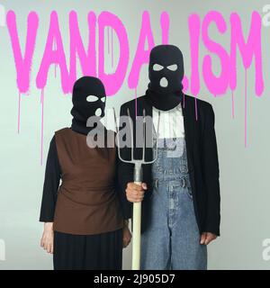 Collage zeitgenössischer Kunst. Retro-Porträt von Mann und Frau in schwarzen Balaclavas isoliert auf grauem Hintergrund. Gesichtsloser Vandalismus Stockfoto