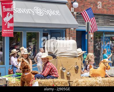 Zwei kleine Kinder auf einem Festwagen in der Franklin Rodeo Parade Stockfoto