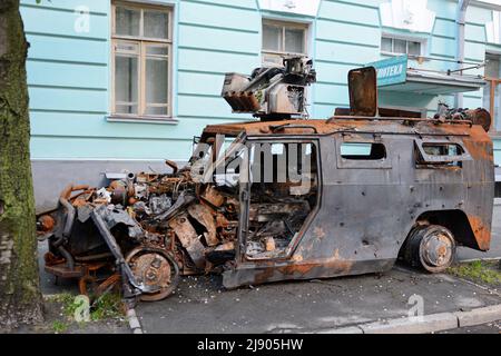 Kiew, Ukraine. 18.. Mai 2022. Ein zerstörtes russisches Spezialfahrzeug Tigr-M im Militärmuseum in Kiew, das auf dem Flughafen Antonov in Gostomel zerstört wurde. Russland marschierte am 24. Februar 2022 in die Ukraine ein und löste damit den größten militärischen Angriff in Europa seit dem Zweiten Weltkrieg aus (Foto: Aleksandr Gusev/SOPA Images/Sipa USA) Quelle: SIPA USA/Alamy Live News Stockfoto