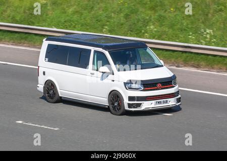 2016 weißer VW Volkswagen Transporter 1968cc Diesel Fenstertransporter Stockfoto