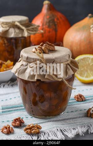 Hausgemachte Kürbiskonfitüre mit Zitrone und Walnüssen in Gläsern Stockfoto