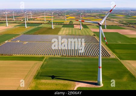 Luftaufnahme der grünen Stromerzeugung durch Freifeld-Solaranlagen und Windkraftanlagen in Deutschland Stockfoto