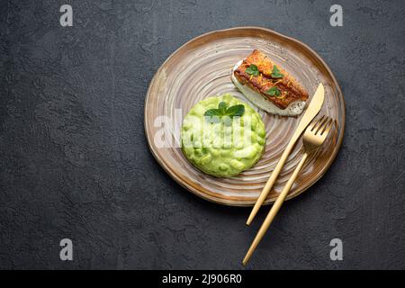Gebratener Meerbarsch mit Edamame, Restaurantgericht Stockfoto