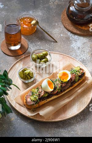 Hausgemachtes Sandwich mit truthahn, Gurken und Ei zum Frühstück, Kopierplatz Stockfoto