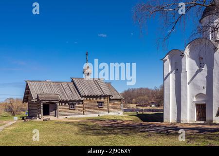 Staraya Ladoga, Russland - 6. Mai 2022: Alte historische alte Ladoga Festung im Dorf Staraya Ladoga - Leningrad Region Russland - Architektur Stockfoto