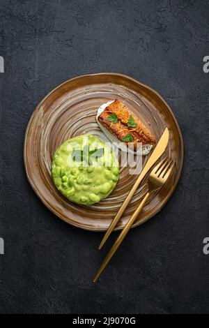 Gebratener Meerbarsch mit Edamame, Restaurantgericht Stockfoto