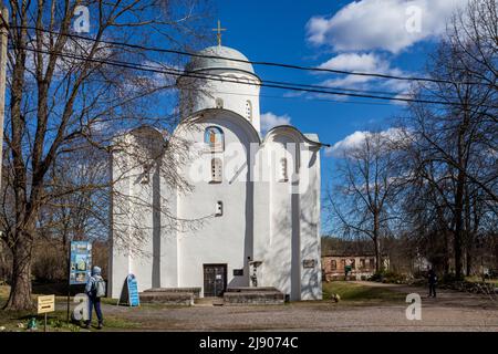 Staraya Ladoga, Russland, - 02. Mai 2022, Kirche der Himmelfahrt der seligen Jungfrau Maria im Kloster der Heiligen Dormition in Staraya Ladoga Stockfoto