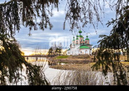 OLONEZ, RUSSLAND - 09. Mai 2022: Blick auf die Smolensker Kathedrale der Ikone der Gottesmutter von der Seite des Flusses Megrega in der Dämmerung Stockfoto