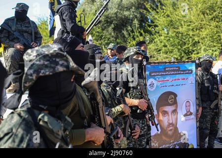 Gaza, Palästina. 18.. Mai 2022. Mitglieder von Saraya al-Quds, dem militärischen Flügel der Bewegung des Islamischen Dschihad in Palästina, nehmen an einer Kundgebung zum ersten Jahrestag des Konflikts zwischen Israel und Gaza am 2021. Mai in Beit Hanun im nördlichen Gazastreifen Teil. Kredit: SOPA Images Limited/Alamy Live Nachrichten Stockfoto