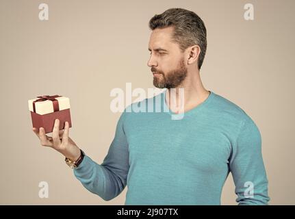 Schöner Mann bereiten für Romantik Datum. Reifer Mann mit Business-Belohnung. Anlass Gruß. Stockfoto