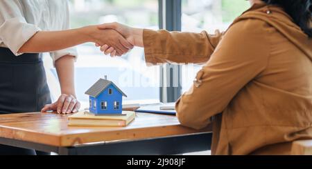 Immobilienmakler erklären Versicherung und Vereinbarung Vertrag dem Kunden vor Unterzeichnung Vertrag. Stockfoto