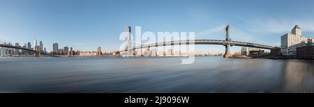 Die Manhattan-Brücke überspannt den East River in New York City. Stockfoto