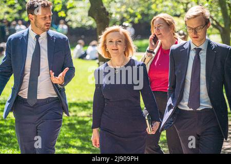 London, 19. Mai 2022. Lizz Truss, Staatssekretärin für auswärtige Angelegenheiten, Commonwealth- und Entwicklungsfragen und konservative Abgeordnete von Sout West Norfolk, wird mit Hilfe von amer ghazzal/Alamy Live News im Saint James Park spazieren gehen sehen Stockfoto