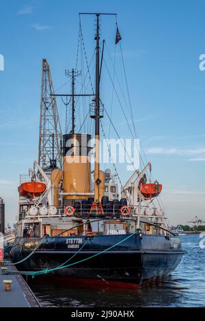 Hamburg, Deutschland - 05 15 2022: Blick auf den kohlebefeuerten Dampfeisbrecher Stettin an der Elbe am Oevelgönne Hafenmuseum. Stockfoto