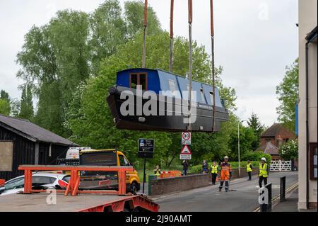 Nach fast 80 Jahren sind die Boote endlich wieder auf dem Shrewsbury & Newport Canal mit dem Start eines Schmalbootes am Kanalbecken in der Shropshire-Stadt Newport. Stockfoto