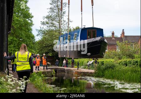 Nach fast 80 Jahren sind die Boote endlich wieder auf dem Shrewsbury & Newport Canal mit dem Start eines Schmalbootes am Kanalbecken in der Shropshire-Stadt Newport. Stockfoto